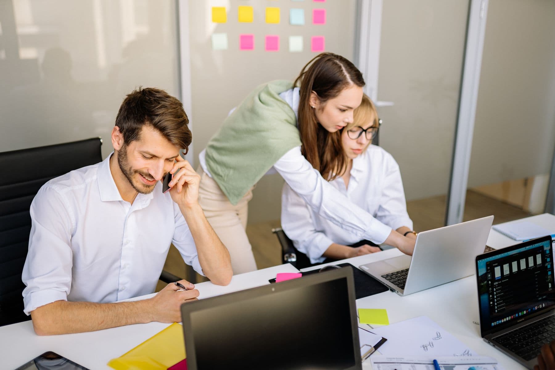 Une équipe travaille ensemble sur ordinateurs portables